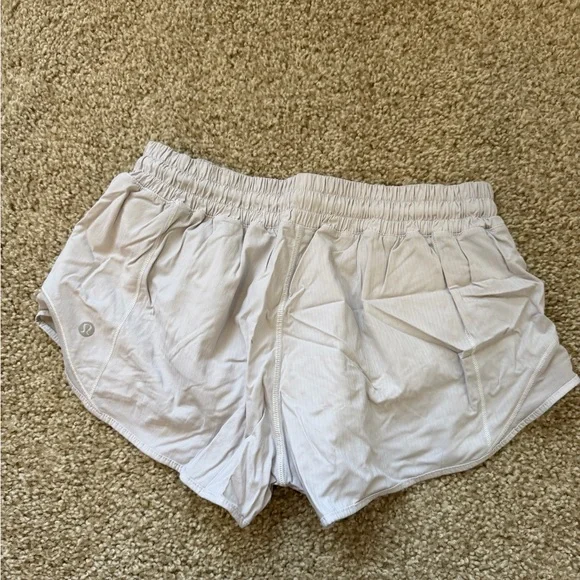 Lululemon Hotty Hot Low-Rise Lined Short 2.5" - Picture 2 of 3